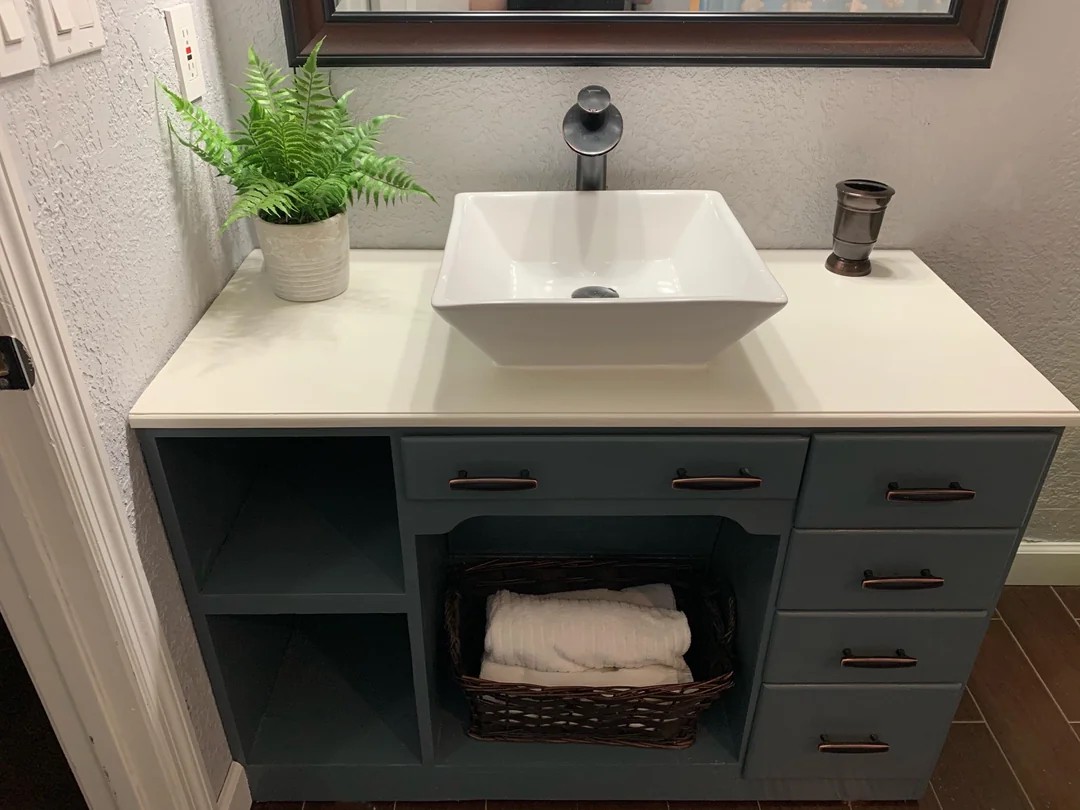 Their floating vanity fell off the wall 😱😱😱😱