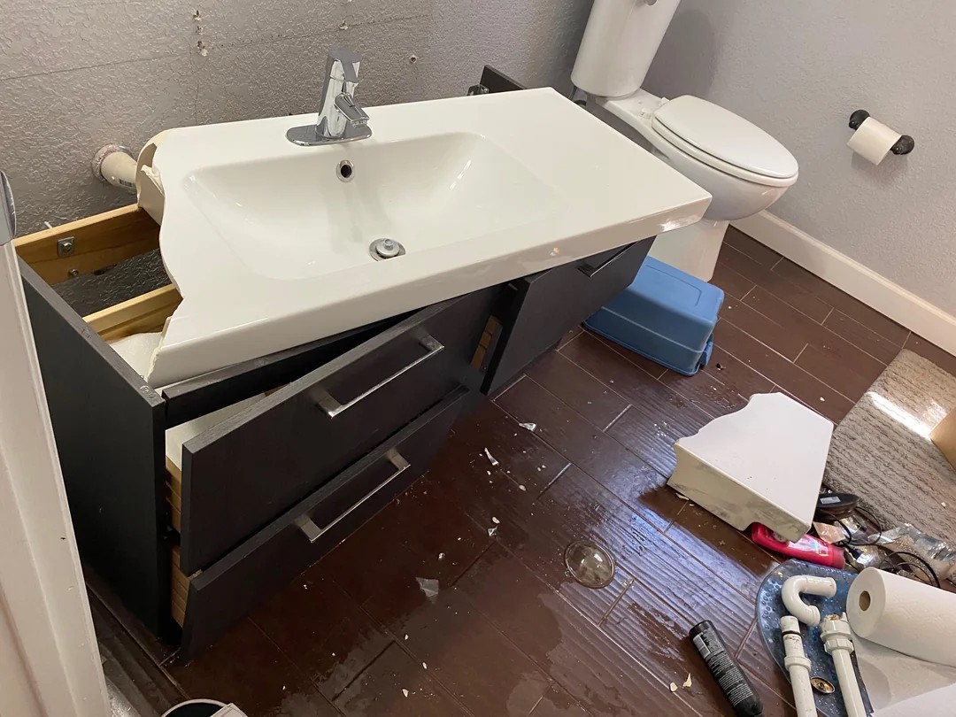 Their floating vanity fell off the wall 😱😱😱😱