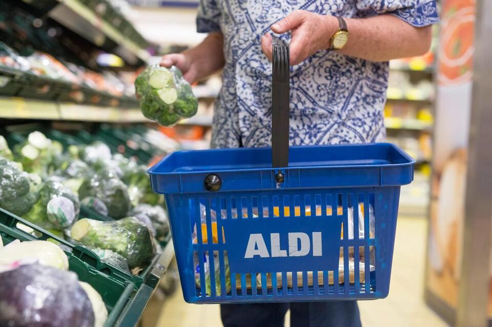 Aldi Shoppers Get Creative Without Baskets