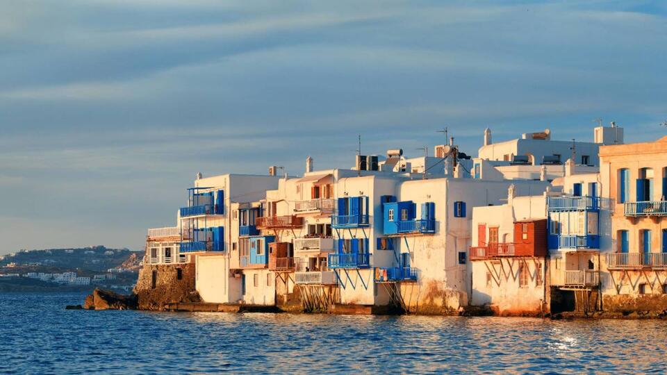 Travel Nightmare: Tour Company Collapses
