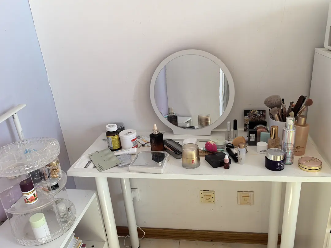 Can I see your makeup desks? I need inspo.