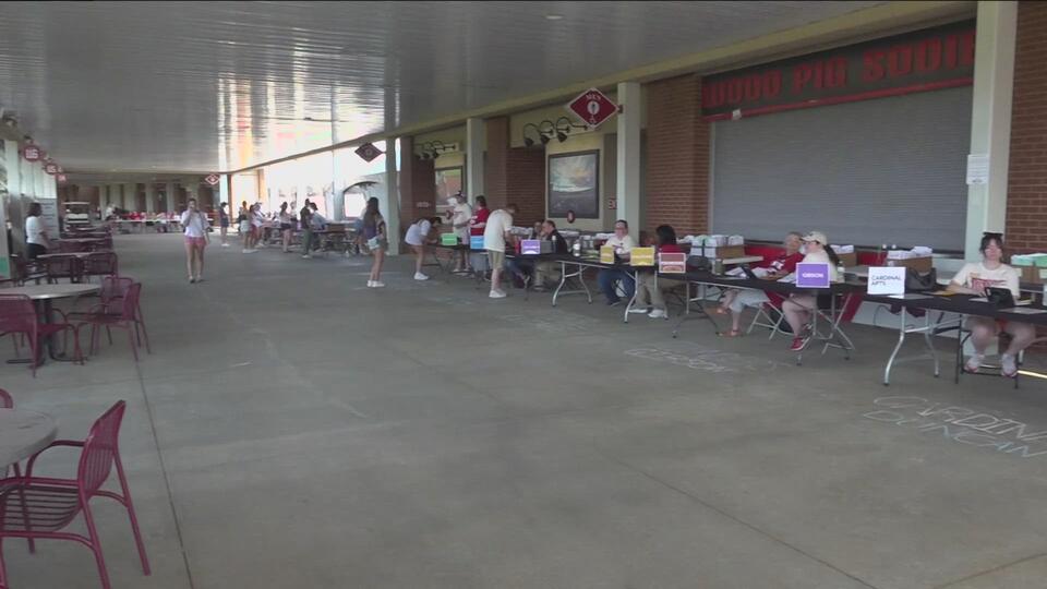 Fayetteville welcomes record Razorback move-in