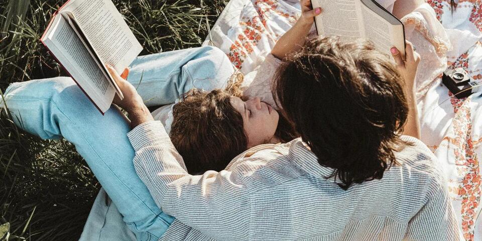Book Lovers Swoon Over 'Normal People' 📚