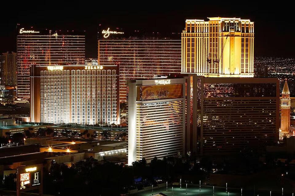 Las Vegas resorts slash fees to win back visitors