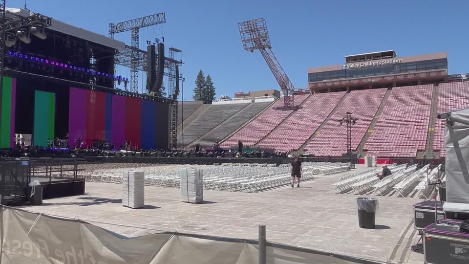 Shakira’s Fresno concert sizzles in the heat
