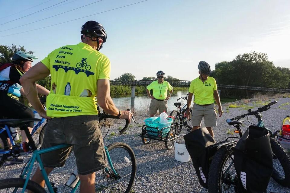 Des Moines’ burrito bikers spread radical kindness
