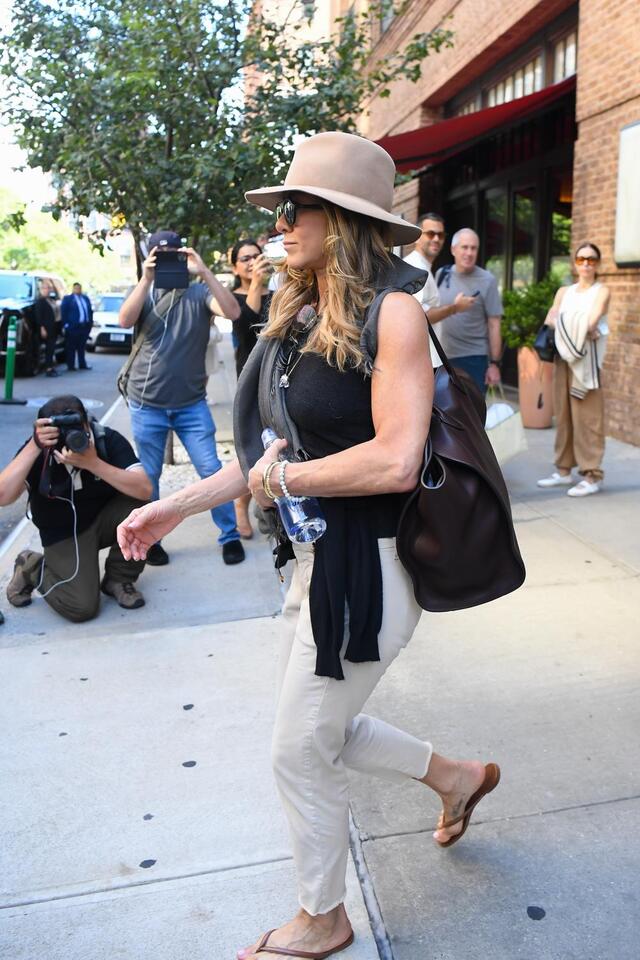 Jen Aniston’s Tote Bag Is Sold Out!