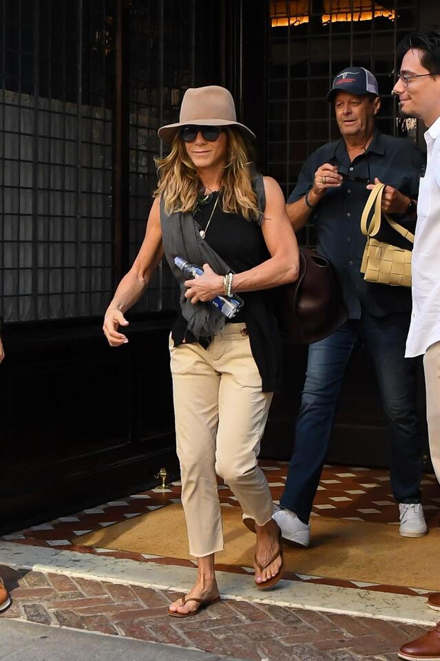 Jen Aniston’s Tote Bag Is Sold Out!