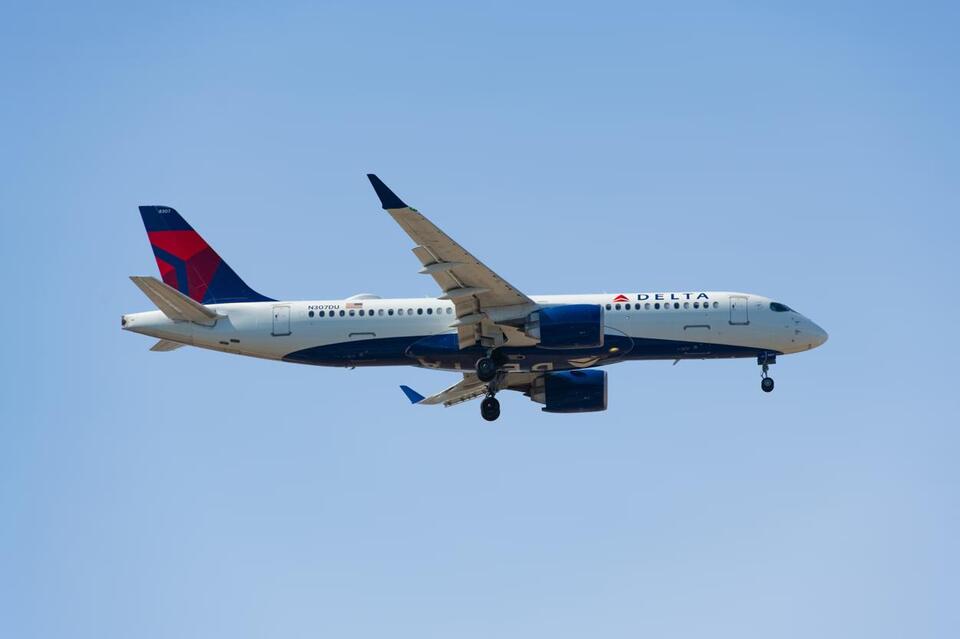 Delta planes clip wings at Atlanta airport
