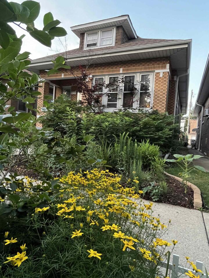 Chicago bungalows bloom with big garden ideas