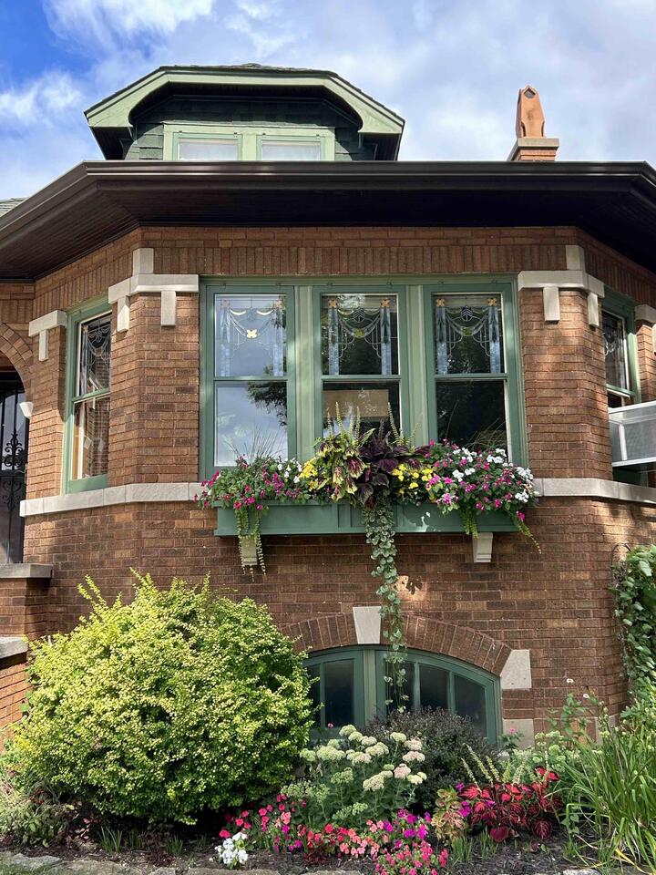 Chicago bungalows bloom with big garden ideas
