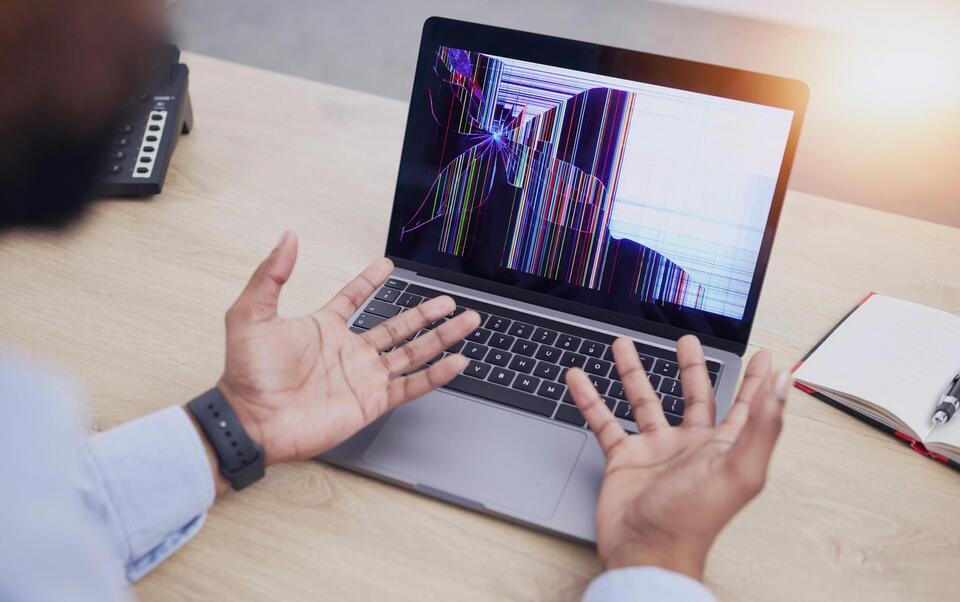 MacBook Drama: Card in Laptop = Disaster? 😱