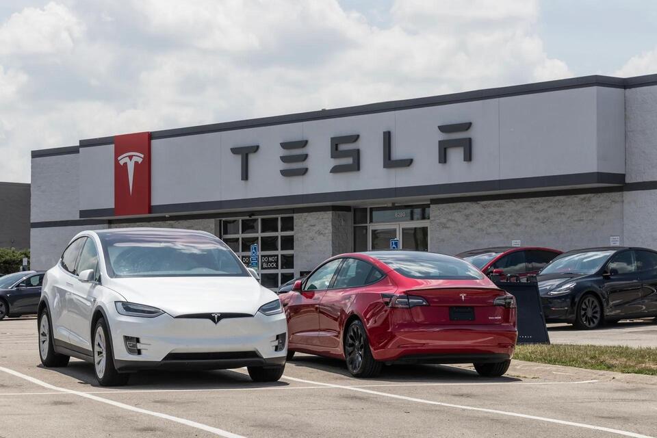 Tesla Quietly Pulls Models S & X in Europe