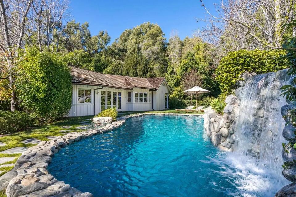 Jim Carrey’s Brentwood mansion finally sells