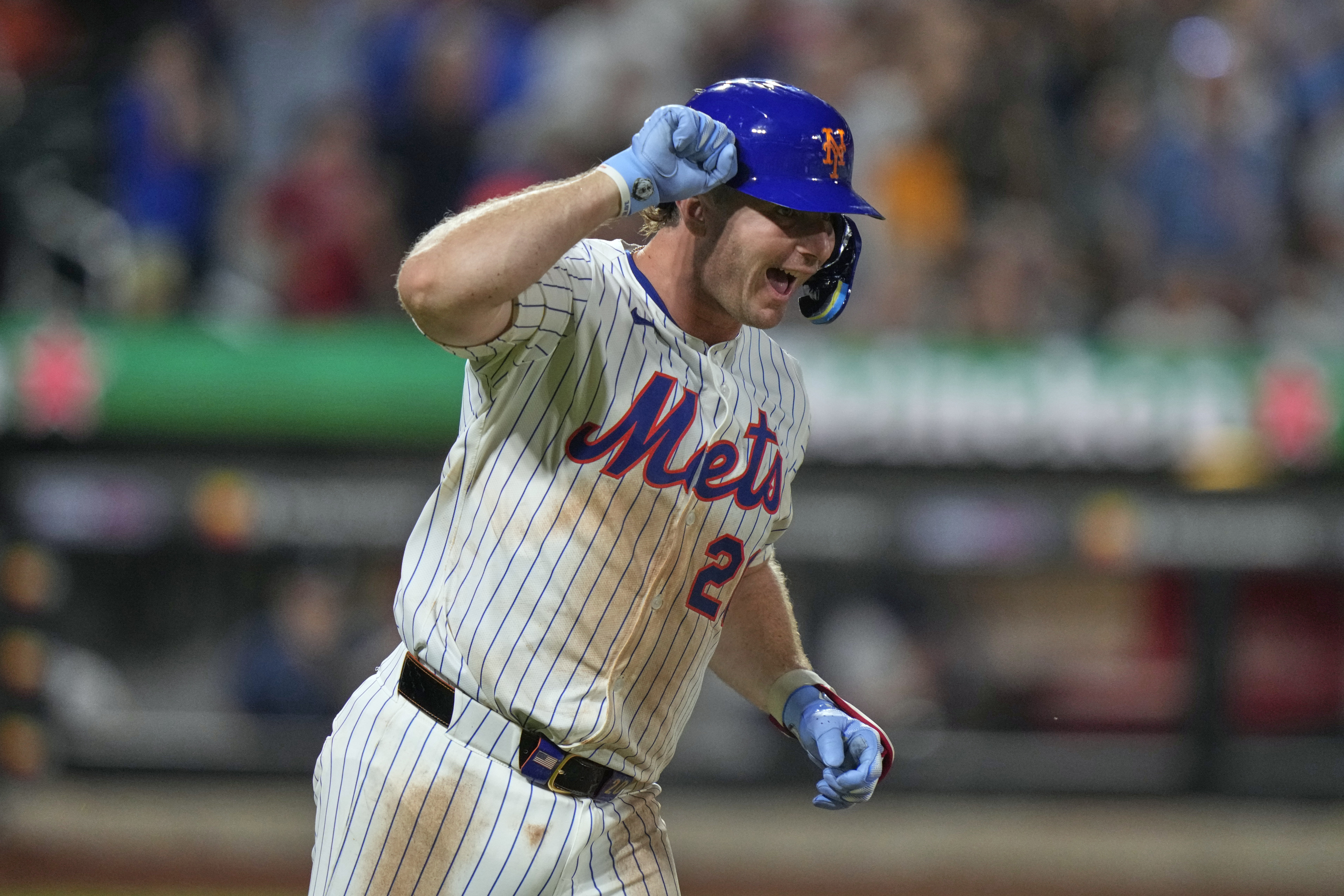 Polar Bear smashes Mets history—again