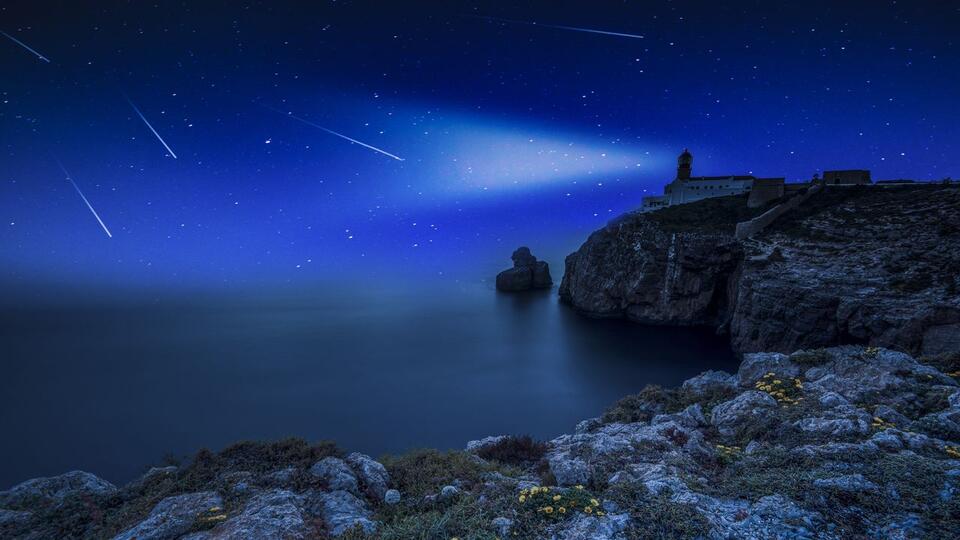 Meteor Shower Drama: Moon Crashes the Party 🌕