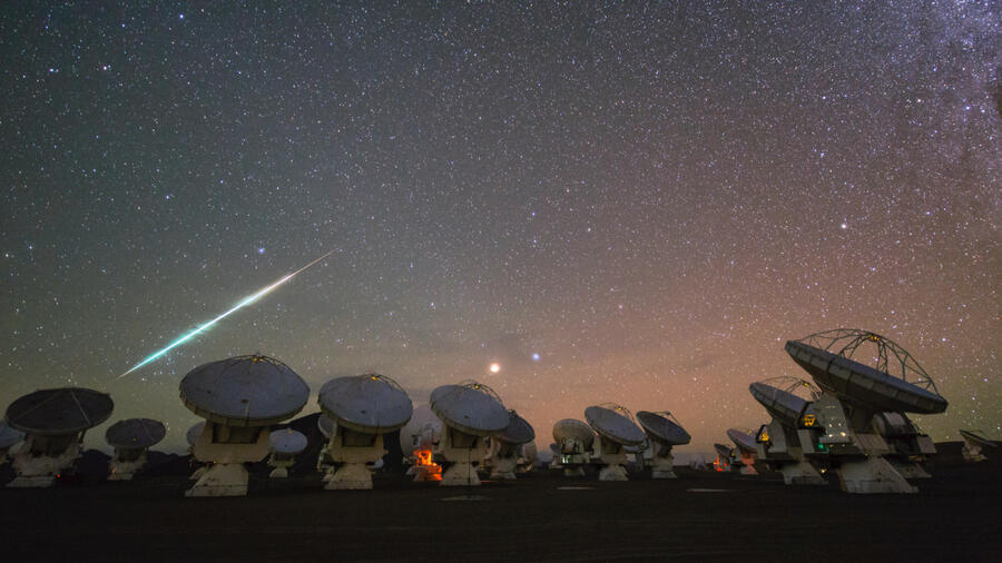 Meteor Shower Drama: Moon Crashes the Party 🌕