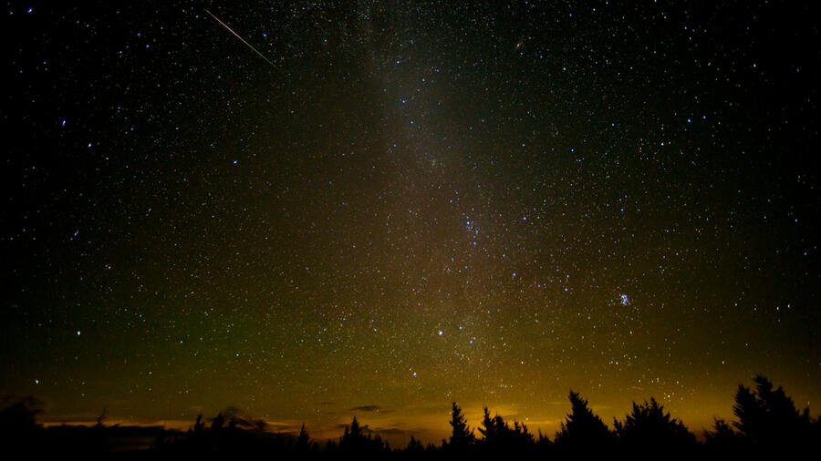 Meteor Shower Drama: Moon Crashes the Party 🌕