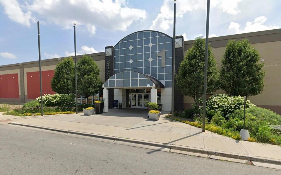 Claire’s closing Ford City Mall store