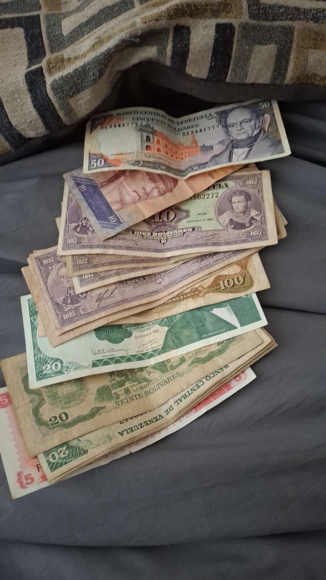 Found a stack of old Venezuelan bills in a thrift store suitcase ✌️😄 ➡️ 👋🙄