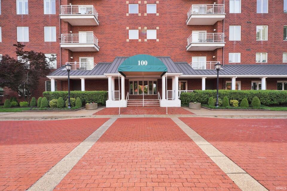 Downtown Evansville living with river views