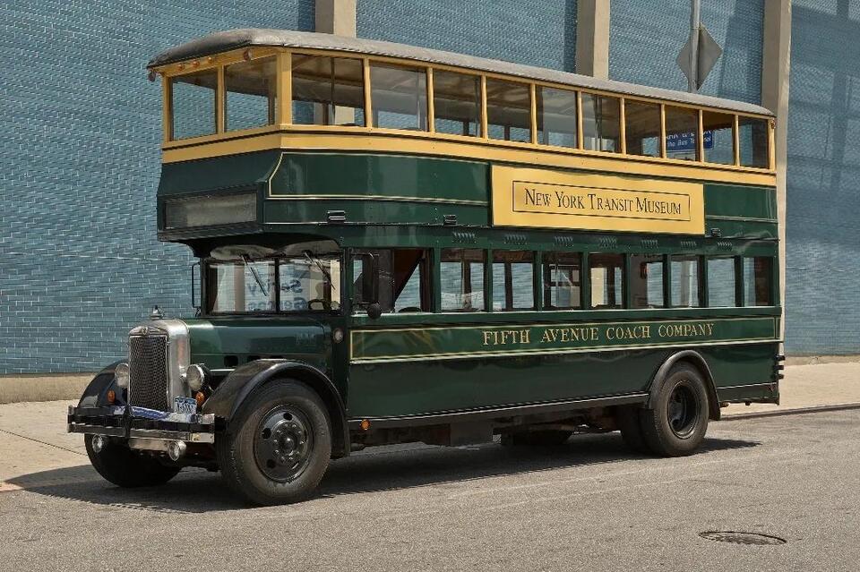 Vintage buses roll into Brooklyn Bridge Park