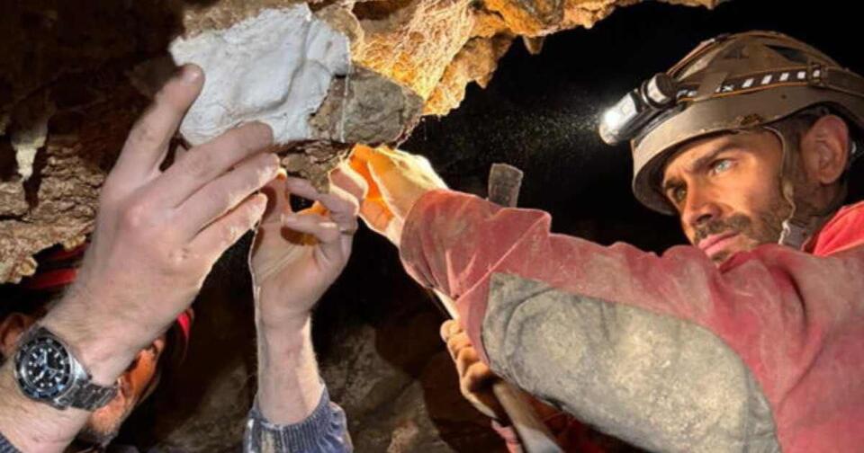 Cave Full of Fossils Discovered!