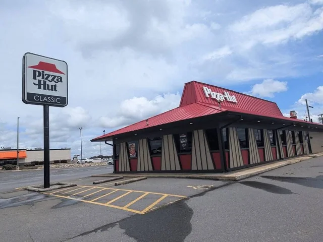 I Found A Time Capsule Pizza Hut In North Carolina And It Hit Me Right In The Feels