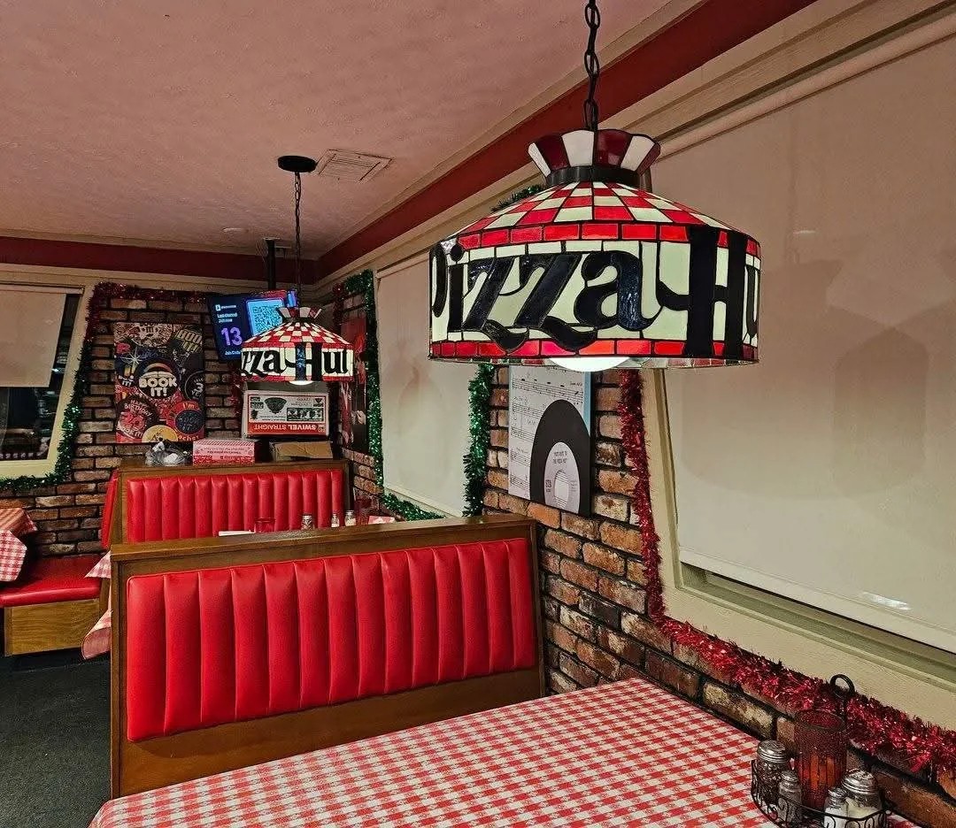I Found A Time Capsule Pizza Hut In North Carolina And It Hit Me Right In The Feels