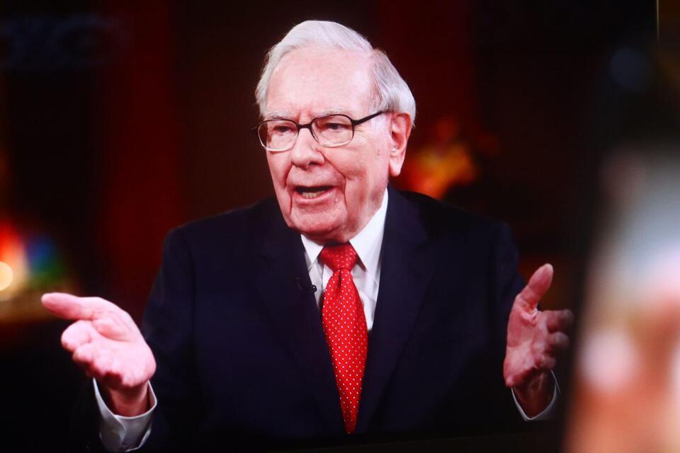 Buffett’s Red Flag: When Companies Move the Goalposts