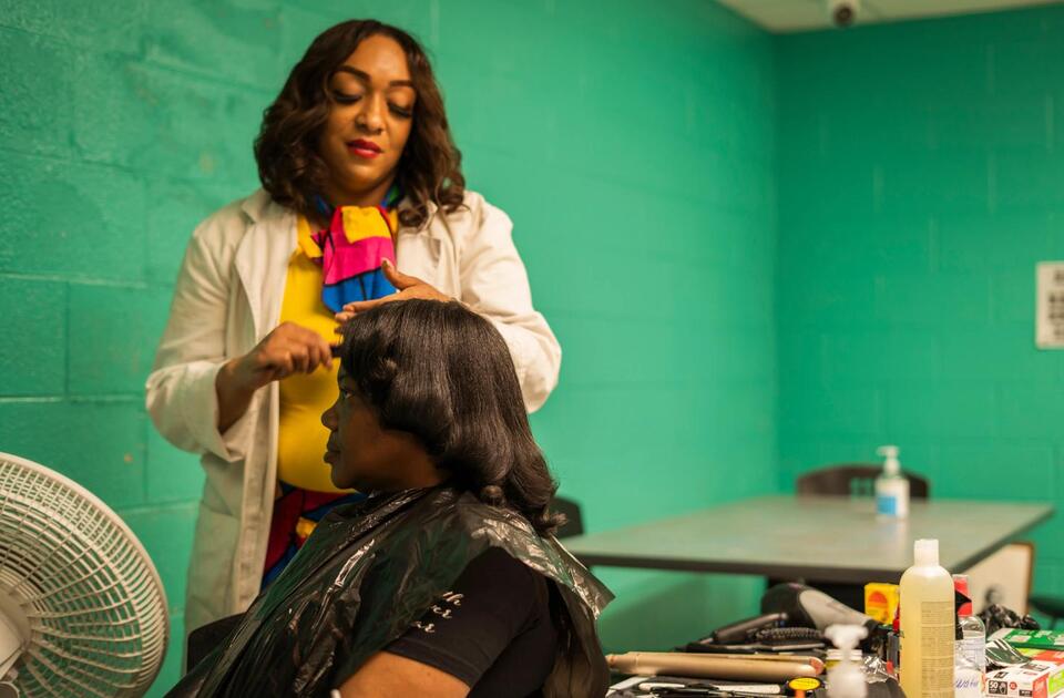Detroit’s mobile salon brings hope to shelters