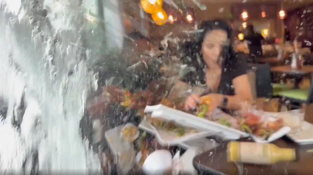 Food vloggers almost killed by a car while eating a burger 😱
