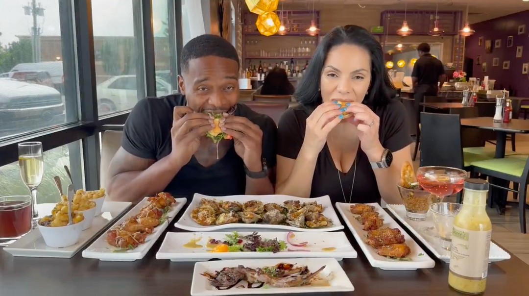 Food vloggers almost killed by a car while eating a burger 😱