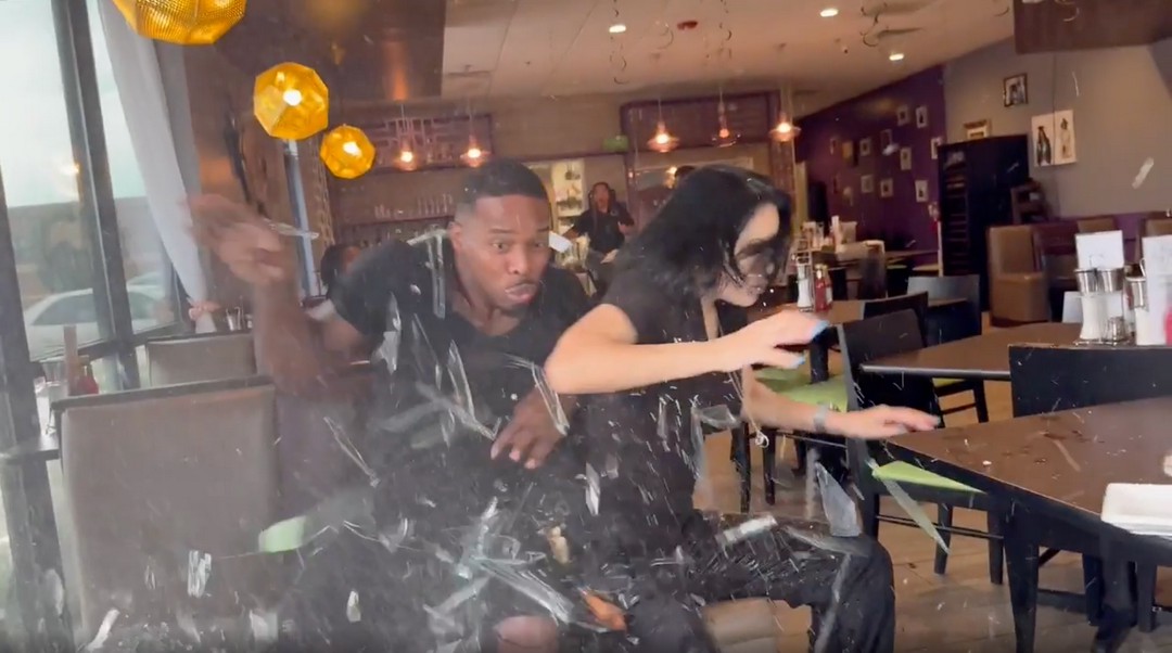 Food vloggers almost killed by a car while eating a burger 😱