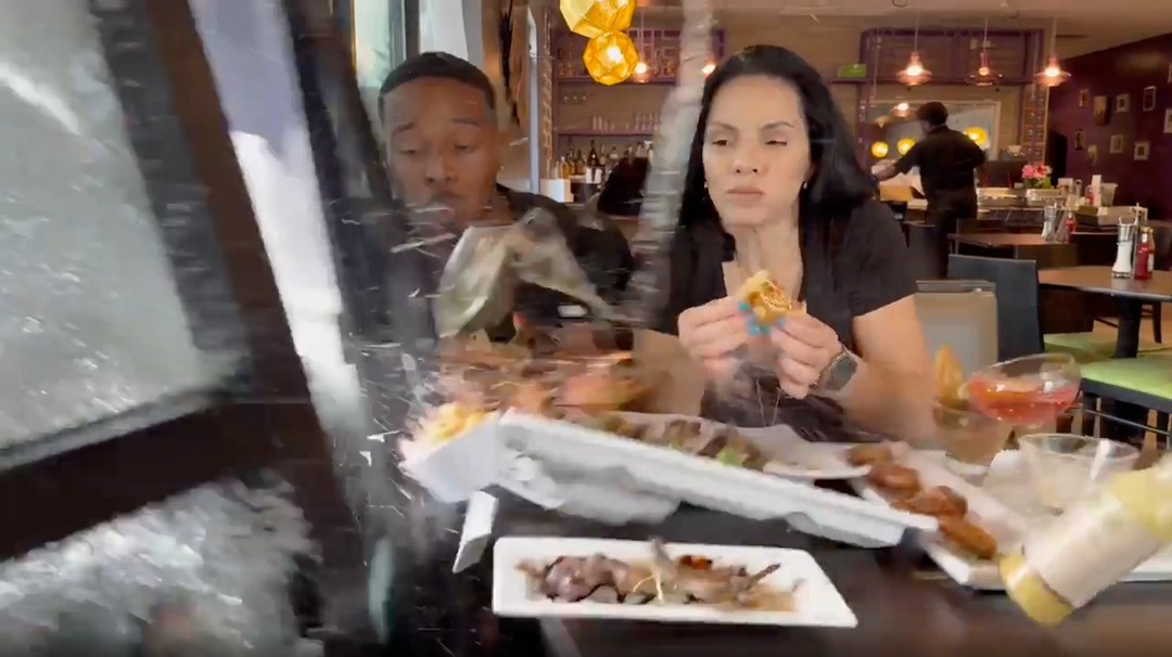 Food vloggers almost killed by a car while eating a burger 😱