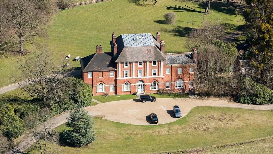 Royal Move Drama: Neighbors Forced Out! 🏰