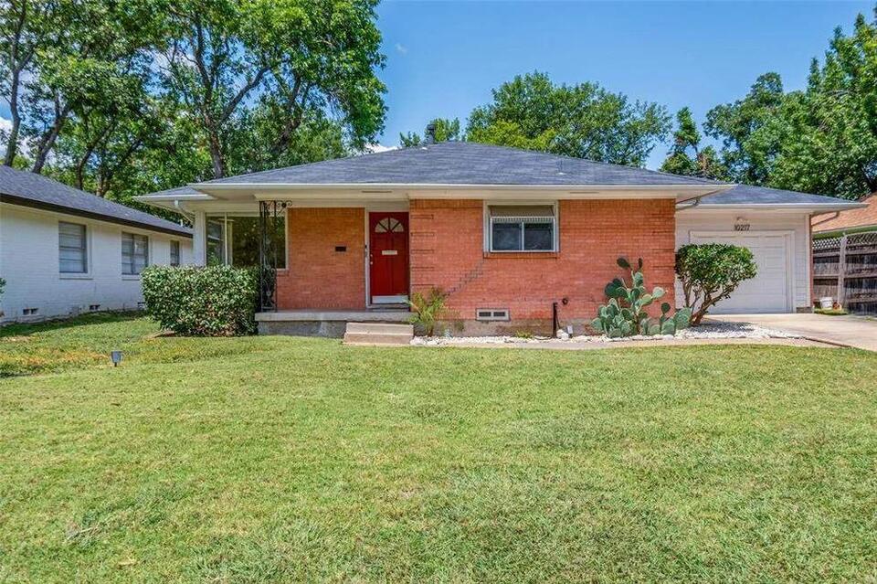 This Dallas House Has a Pink '50s Bathroom Time Capsule