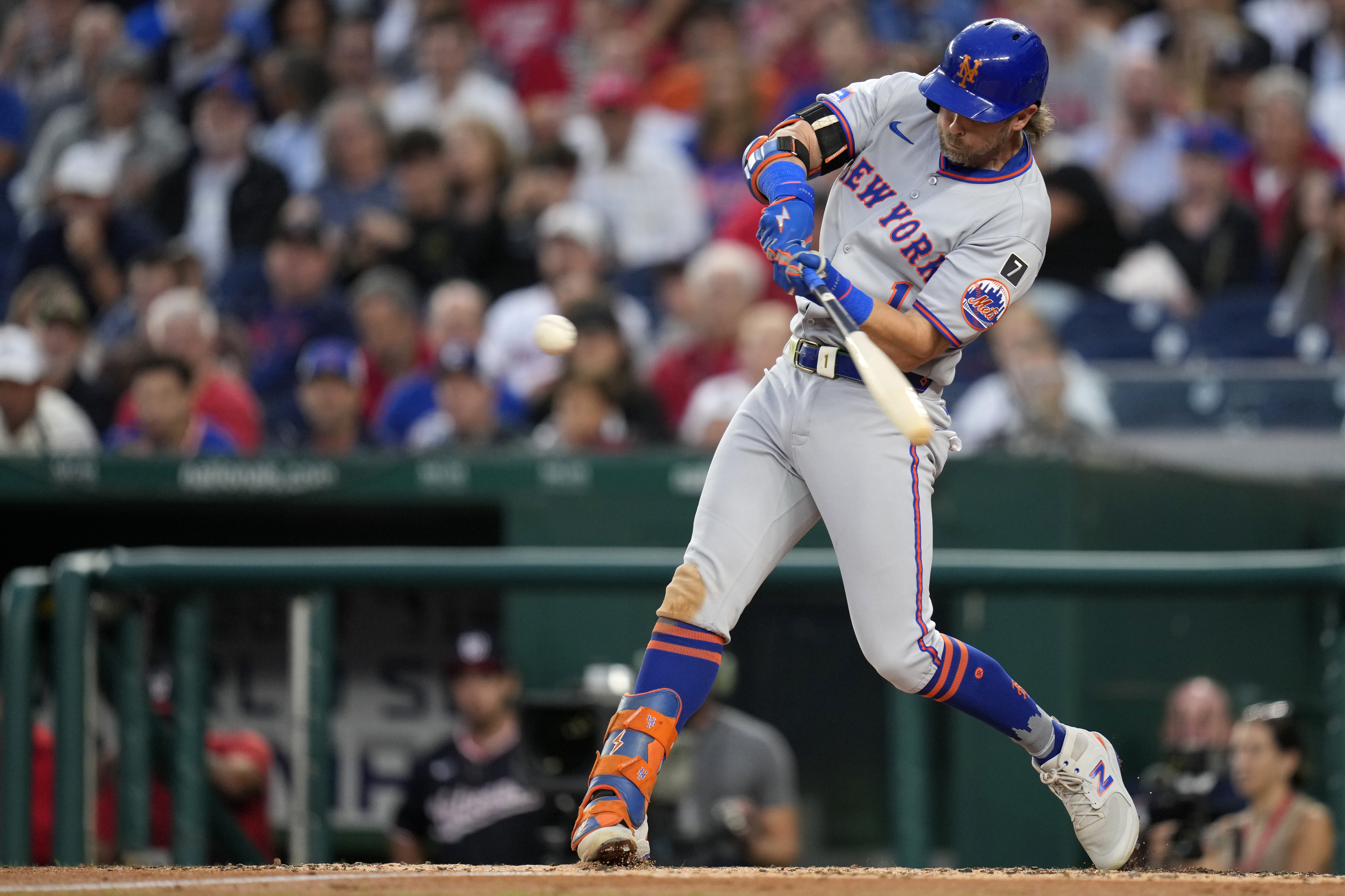 Peterson silences Nats, Mets bats explode