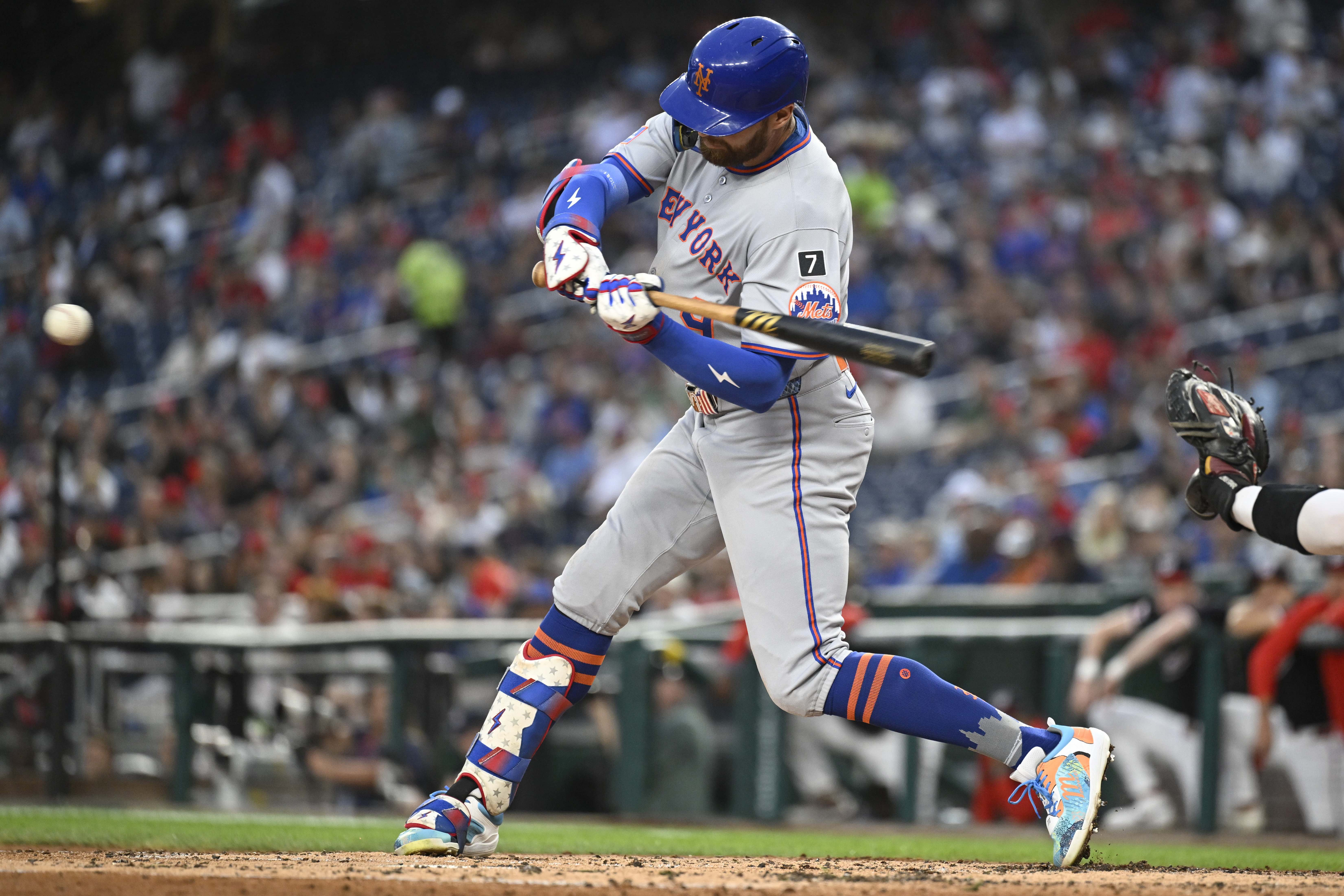 Peterson silences Nats, Mets bats explode