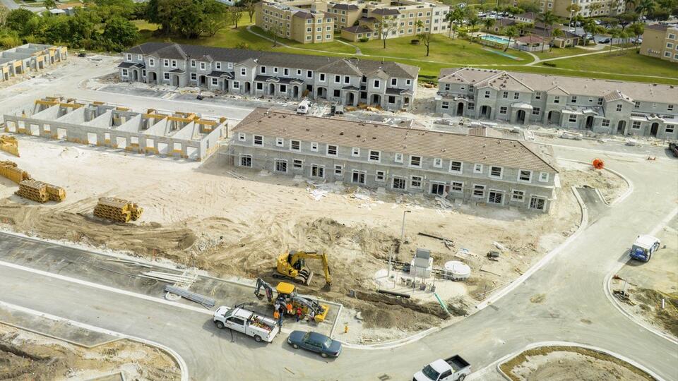 Buffett’s Big Bet: Why He’s Buying Homebuilders