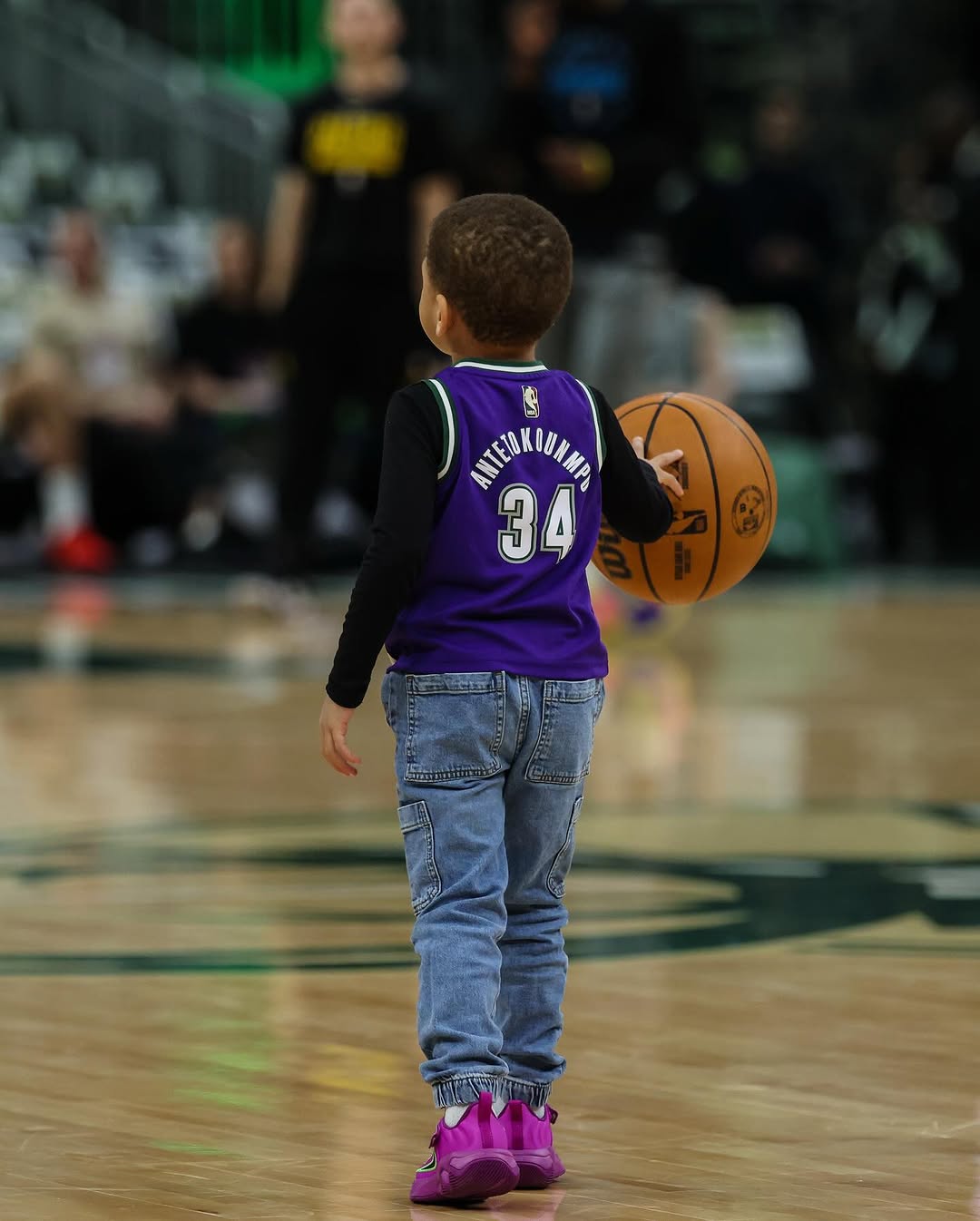 Giannis’ family moment melts Bucks fans’ hearts