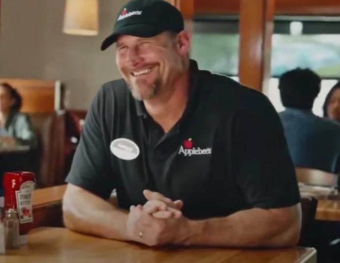 Dan Campbell brings NFL energy to Howell Applebee’s