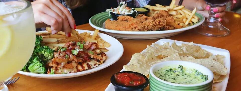 Dan Campbell brings NFL energy to Howell Applebee’s