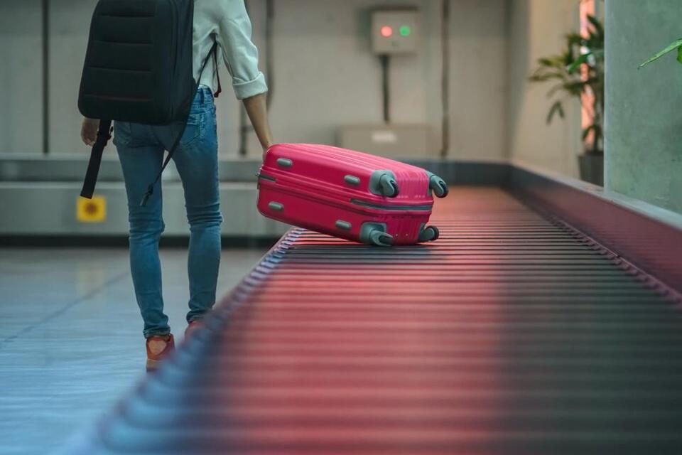 Would You Watch a Stranger’s Bag at the Airport?