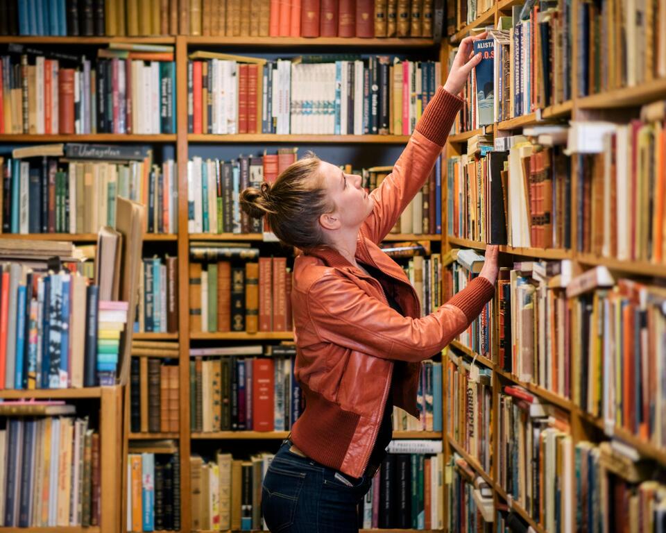 Book Prices Drop—Will Publishers Play Fair? 📚