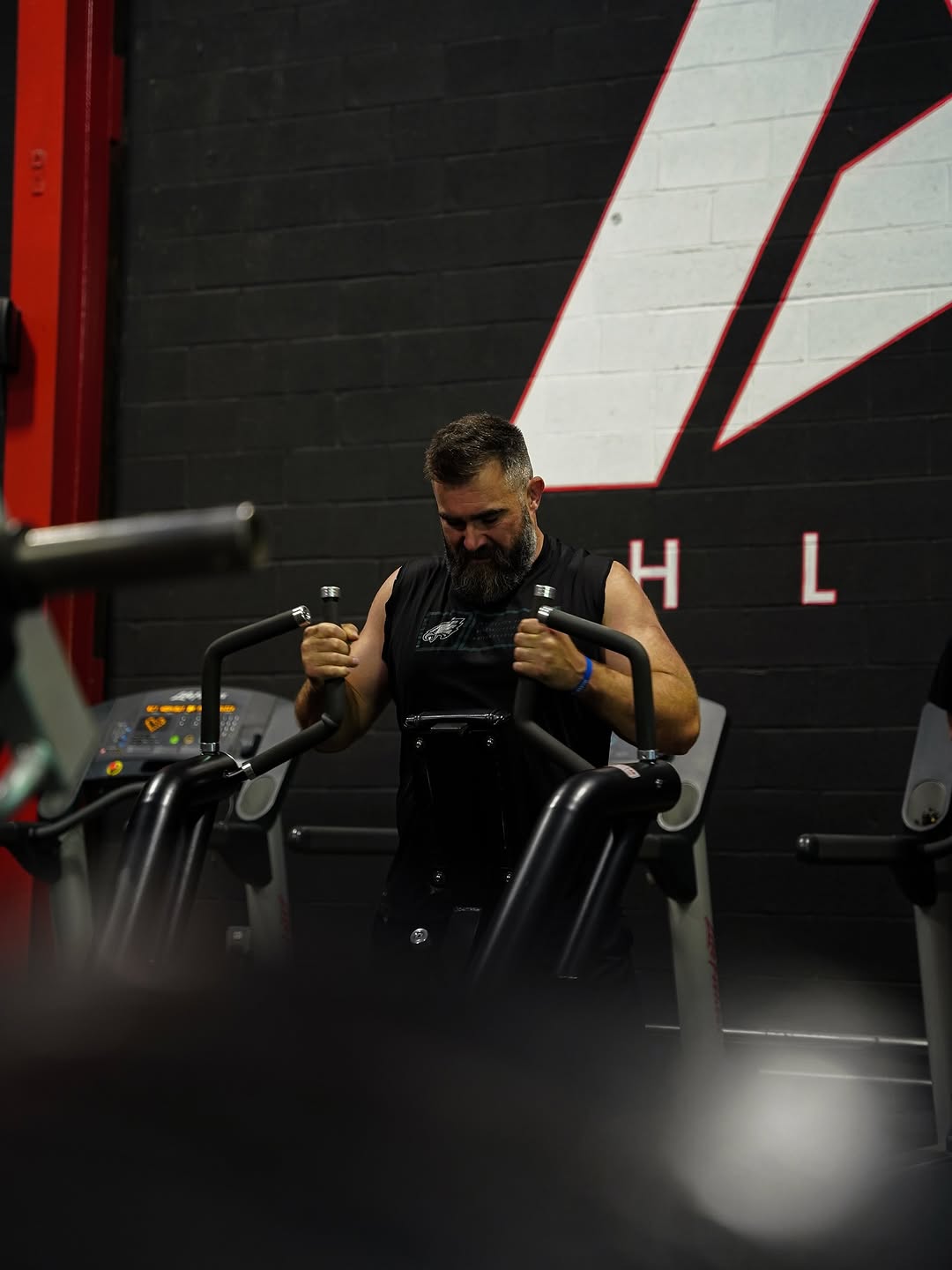 Jason Kelce’s new look has Philly talking