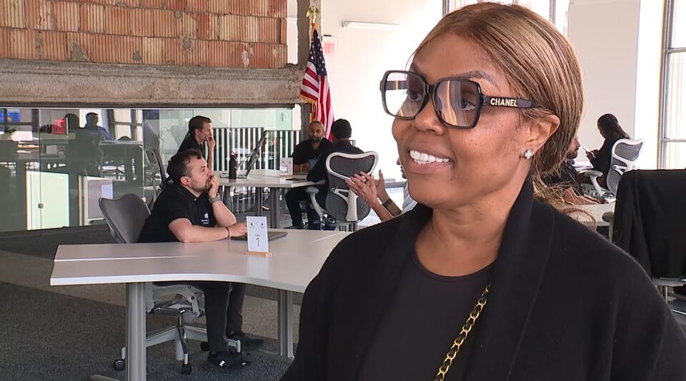 Apple brings manufacturing boost to Detroit