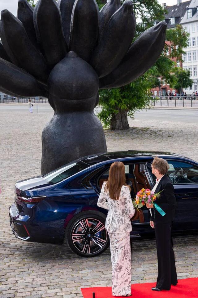 Queen Mary’s Suit Sparks Letizia Copycat Talk 👀
