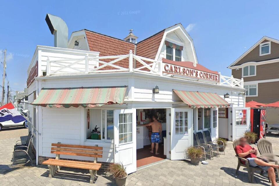 Bruce Springsteen chills at Manasquan hotspot