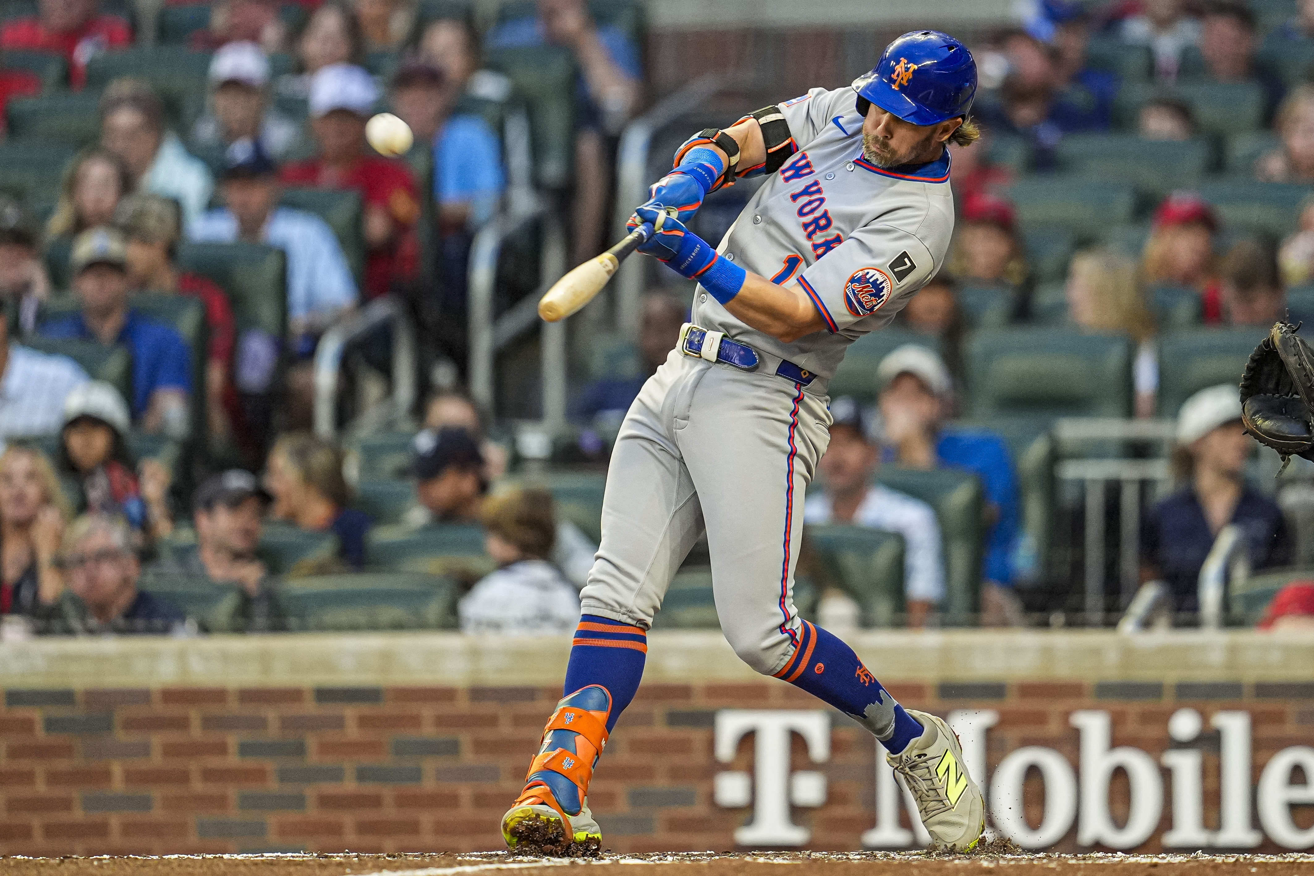 Holmes brings the heat, Mets mash Braves